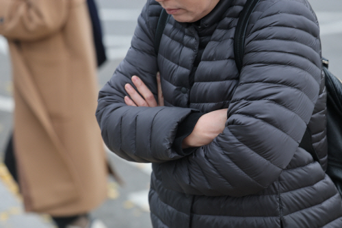 출근길 추위에 움츠러든 시민들<YONHAP NO-3967>