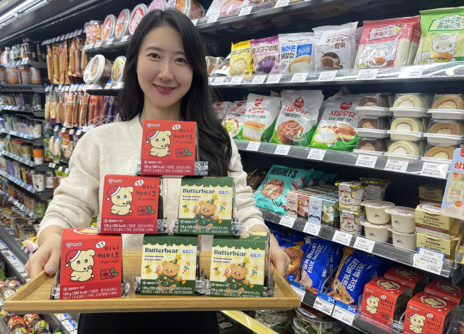 [첨부1]모델이 GS25가 4천원 대로 선보인 크리스마스 미니케이크를 소개하고 있다.