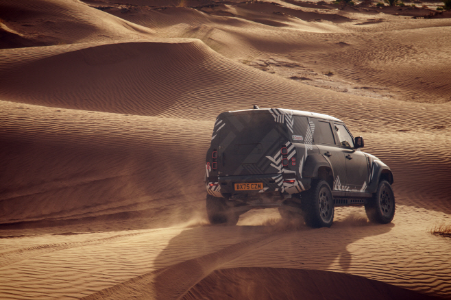 사진자료_디펜더, 사하라에서 디펜더 다카르 D7X-R 극한 테스트 완료 (3)