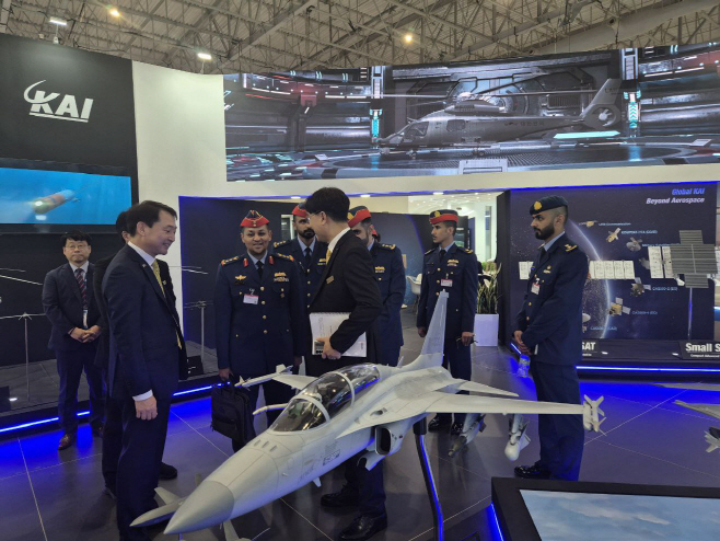 [사진1] UAE 공군 공동개발위원장 KAI 부스 방문 (1)