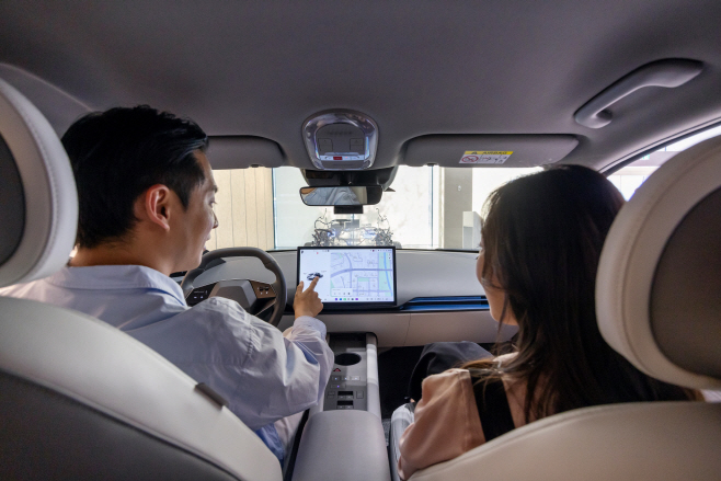 (사진8) 참가자들이 SDV 테스트베드 차량에서 Pleos Connect를 조작하는 모습