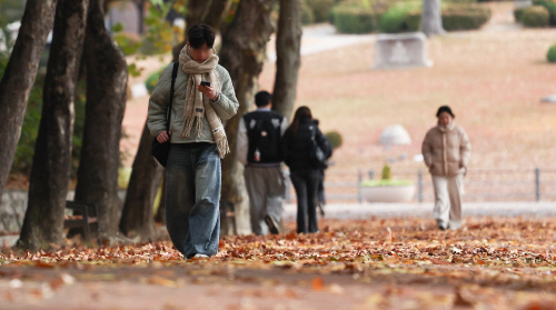 추위 찾아온 가을 막바지<YONHAP NO-6417>