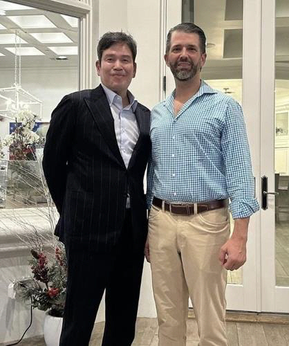 용진 신세계그룹 회장은 지난 1월 자신의 SNS에 도널드 트럼프 미국 대통령 당선인의 장남인 트럼프 주니어와 함께 찍은 사진을 공개했다 정용진 SNS