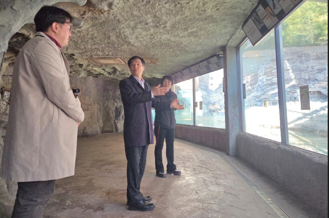 홍동곤 한강유역환경청장(가운데)이 18일, 서울시 광진구에 위치한 서울어린이대공원 동물원 조류장을 점검하고 있다./한강청