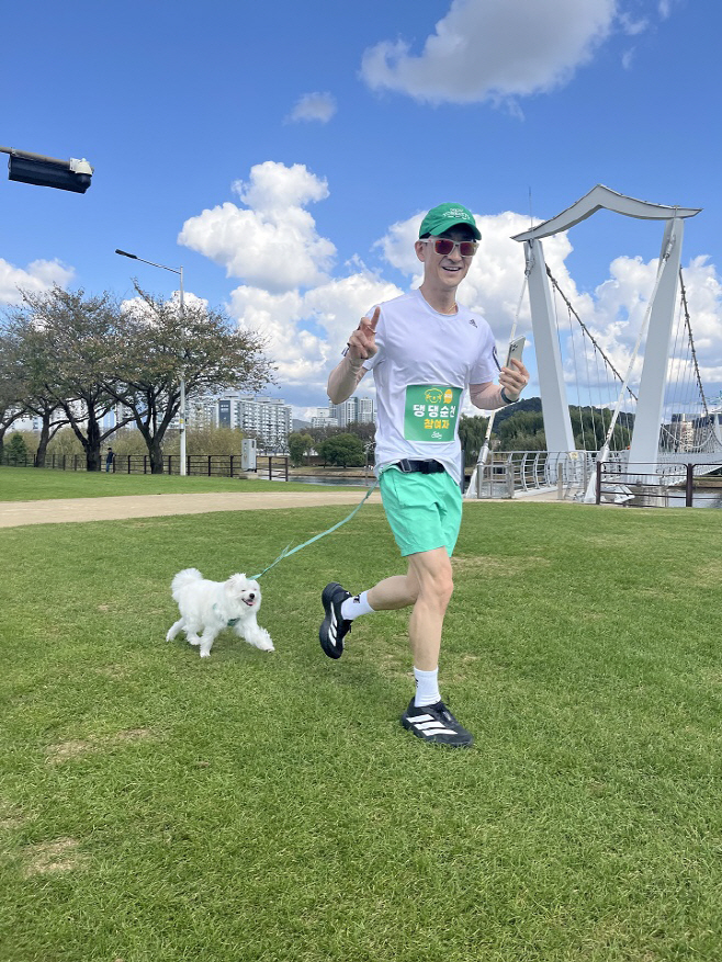 댕댕순천 참가자가 반려견과 함께 뛰고있다