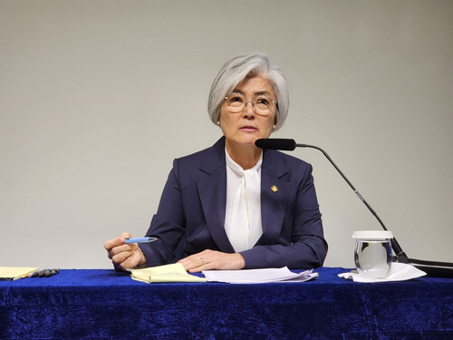 특파원단과 간담회 하는 강경화 주미대사<YONHAP NO-2376>