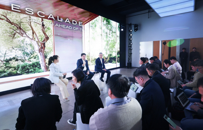 [사진 4] 왼쪽부터 GM 한국사업장 커뮤니케이션 총괄 겸 최고마케팅 책임자 윤명옥 전무, 글로벌 캐딜락 부사장 존 로스, GM 한국사업장 사장 헥터 비자레알