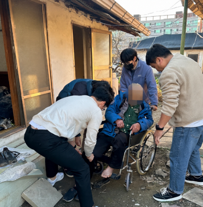 251119_4_군위읍 찾아가는보건복지팀 올해 두 번째 생명 구조_군위읍