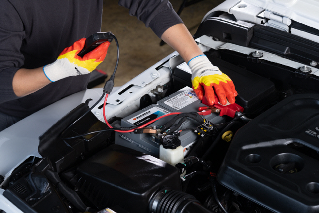 [사진자료] 초겨울 추위에 대비해 ‘한국(Hankook)배터리’ AGM 제품의 상태를 점검하는 모습