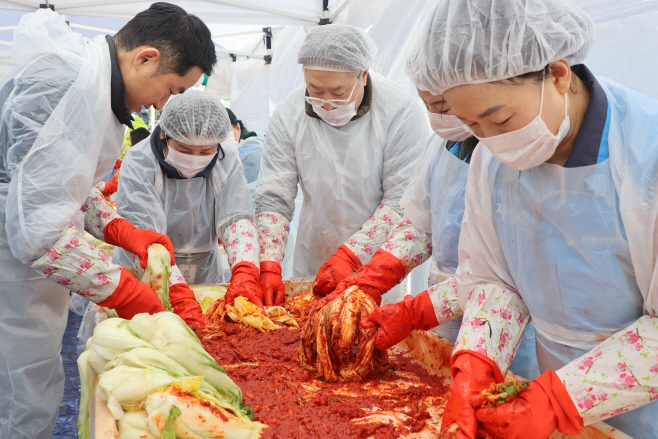 [사진설명] 자생한방병원 임직원과 자생봉사단이 김장을 하고 있다