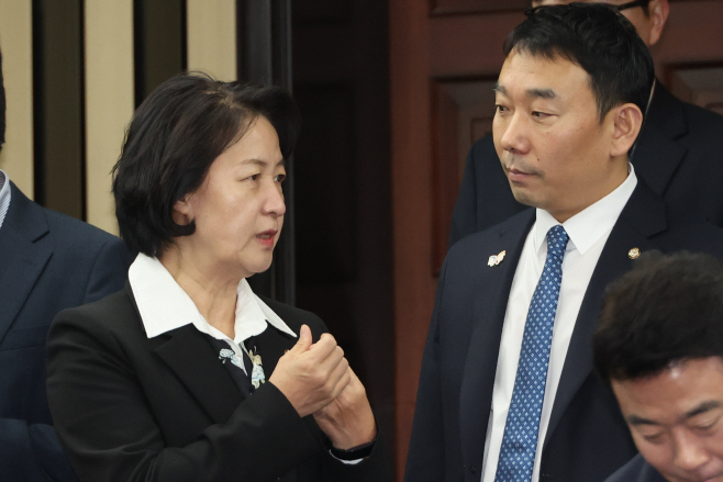 대화하는 추미애·김용민 의원<YONHAP NO-5536>