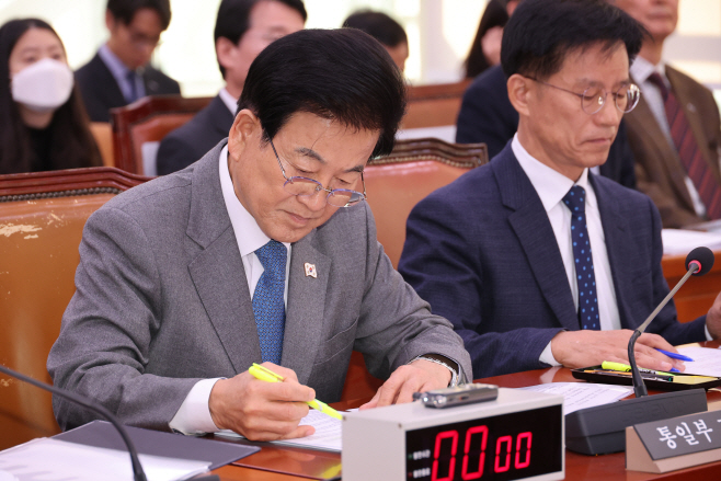 자료 살펴보는 정동영 통일부 장관<YONHAP NO-3327>