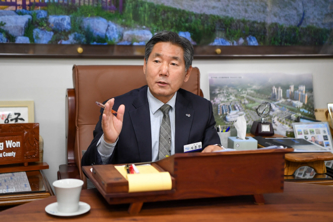 25.11.18.(군수님 인터뷰 사진) 02