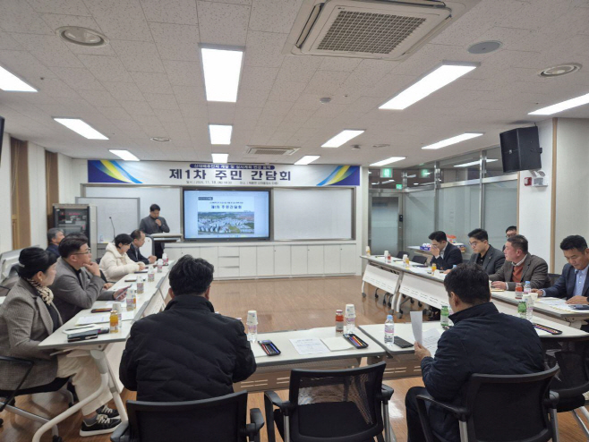 18일 해룡면 신대 출장소에서 '신대배후단지 개발 및 실시계획 변경 용역' 1차 주민간담회를 개최했다