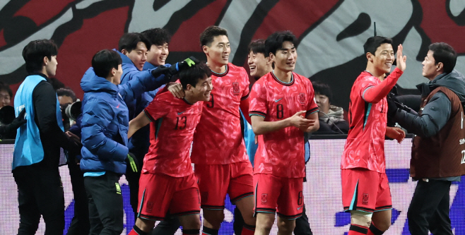 동료 선수들과 기뻐하는 이태석