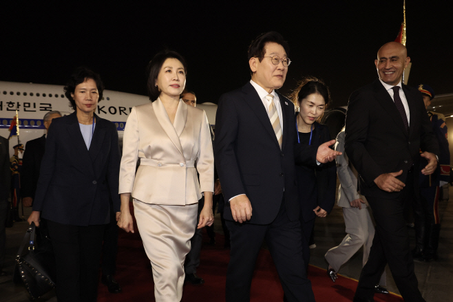 카이로 공항 나서는 이재명 대통령<YONHAP NO-0796>