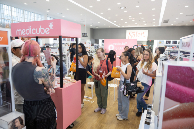 [이미지자료 4] 미국 메디큐브x울타 뷰티(ULTA) 오프라인 매장 사진