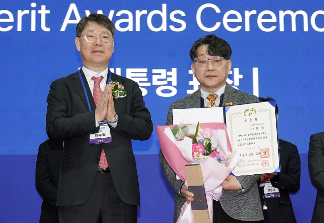 사진1. 좌)산업통상자원부 최우혁 국장과 우)HS효성종합기술원 김철 전무가 대통령상 수상 기념 촬영을 하고 있다.