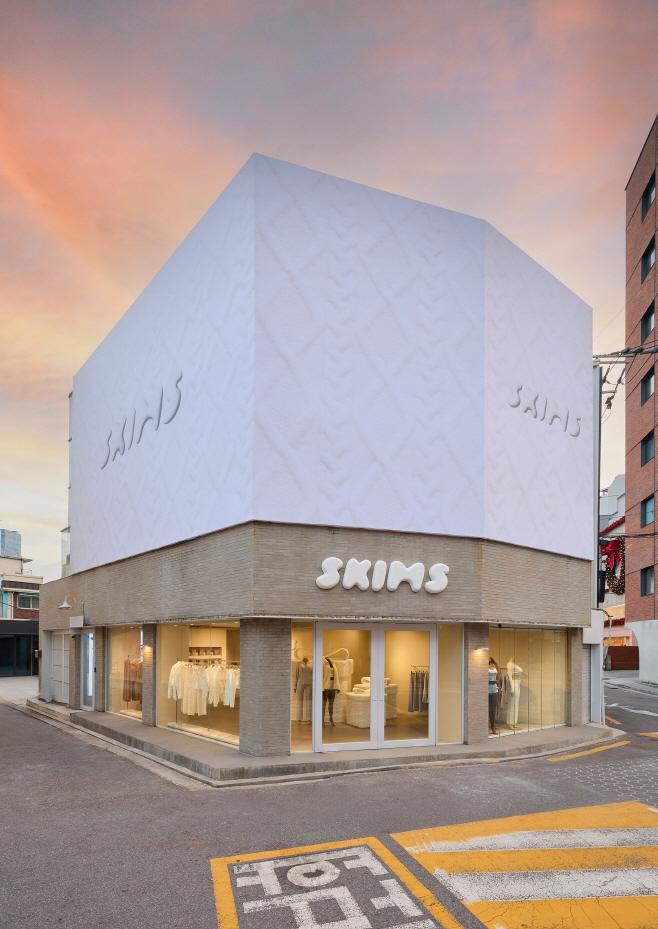 한섬 스킴스 팝업스토어 전경(톰지 성수)