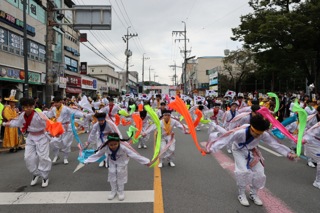 생거진천문화재단 관련 사진2(군민 어울림 퍼레이드) (1)
