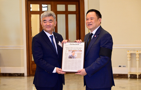 [2025한태포럼]아누틴 태국 총리에게 신문 동판