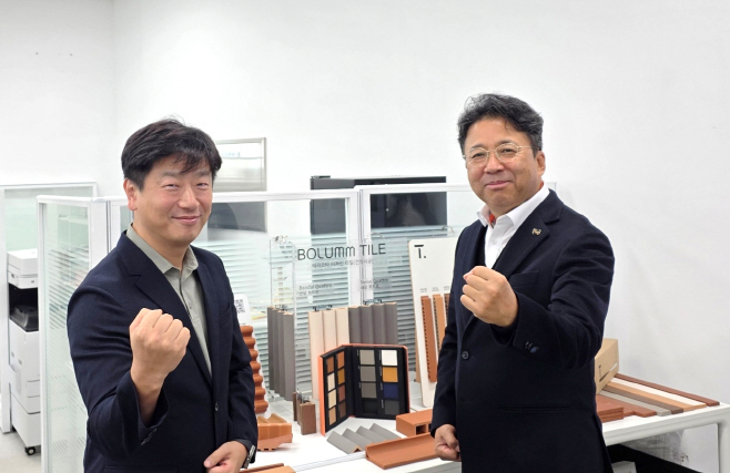 (왼쪽부터) 한양대학교 노영태 교수, ㈜유토 여용수 대표