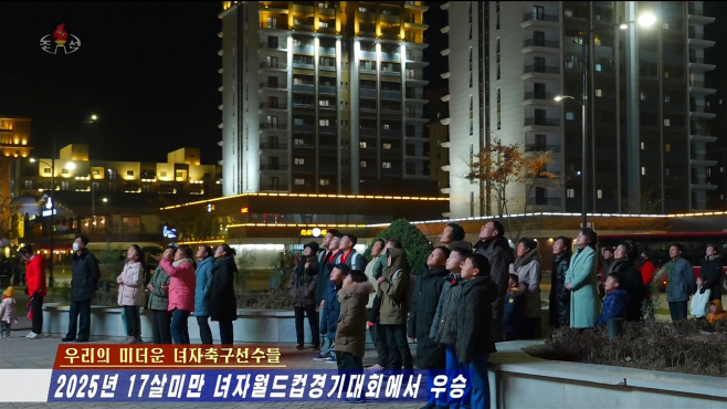 북한 주민들, U-17 여자축구 결승전 거리 응원<YONHAP NO-4921>