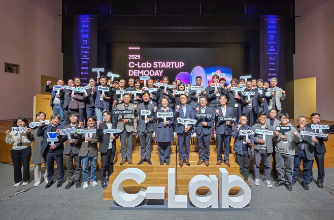 4. 2025 C랩 스타트업 데모데이 7기 및 졸업사 스타트업 대표 등 참석자들이 기념촬영