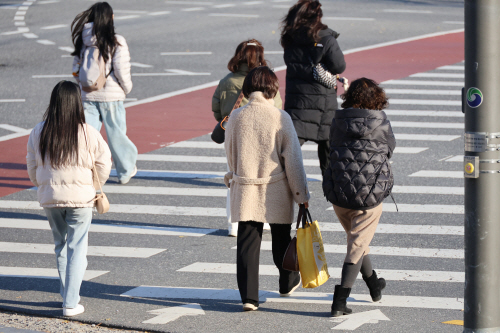 두꺼워진 옷차림<YONHAP NO-3115>