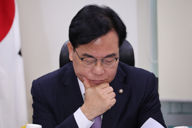 생각에 잠긴 송언석 원내대표<YONHAP NO-3453>