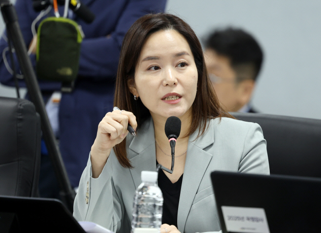 질의하는 이주영 의원<YONHAP NO-4032>