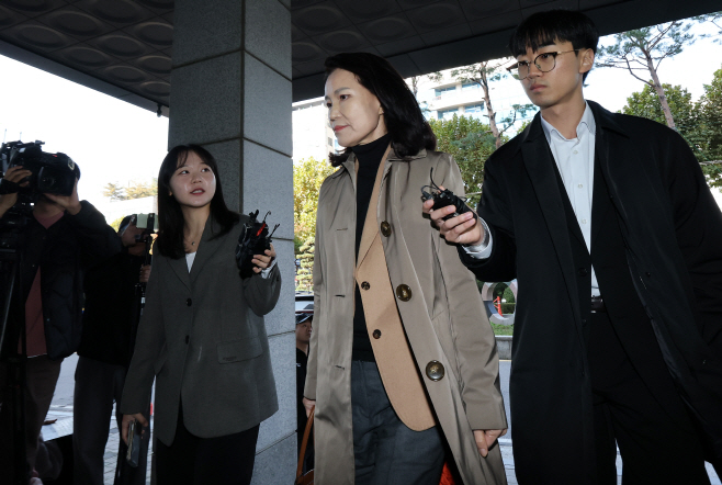 고발장 제출하는 이진숙 전 방통위원장