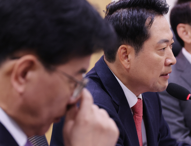 장동혁 대표 발언 듣는 송언석 원내대표<YONHAP NO-3468>