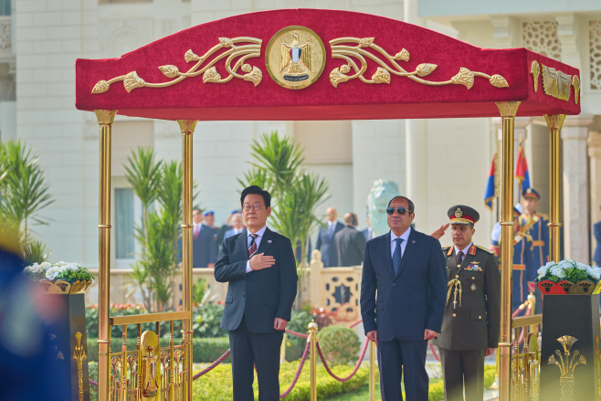 국기에 경례하는 이재명 대통령