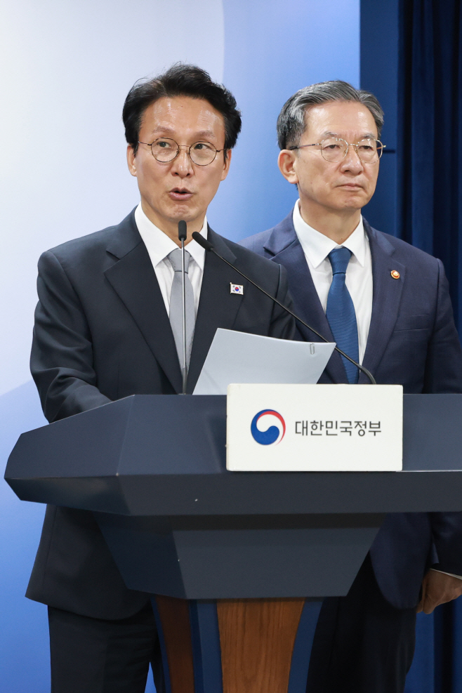 '론스타 ISDS 취소 신청 승소' 긴급 브리핑하는 ...<YONHAP NO-3507>