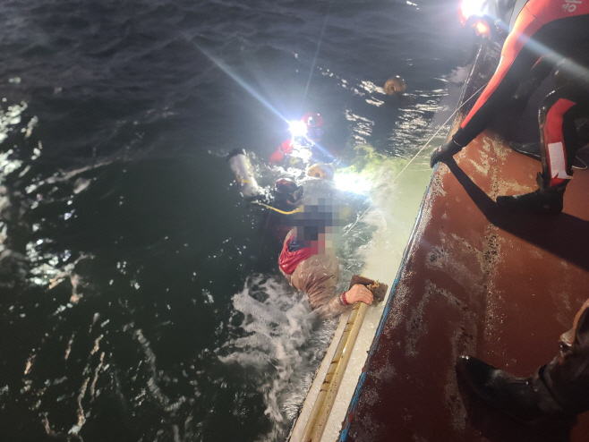 해상추락자 구조중인 보령해경