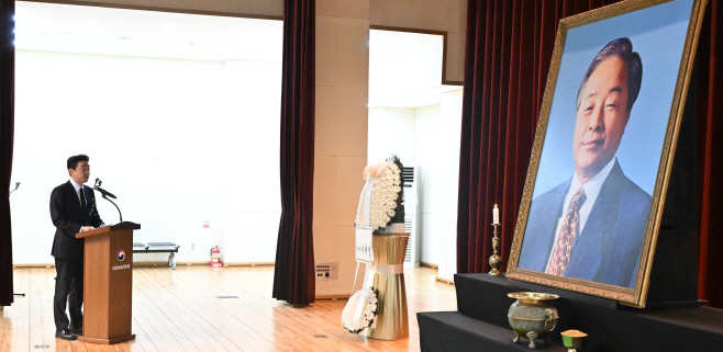 대통령 추모사 대독하는 강훈식 비서실장