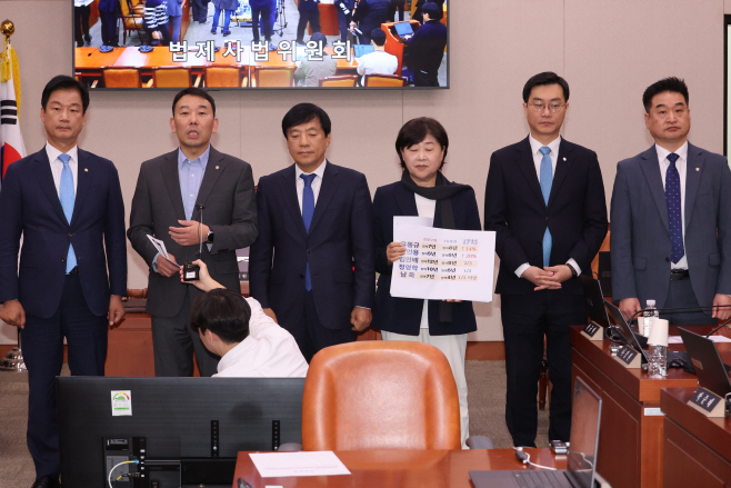 '항소 포기' 공세 반박하는 민주당 법사위원들<YONHAP NO-3938>