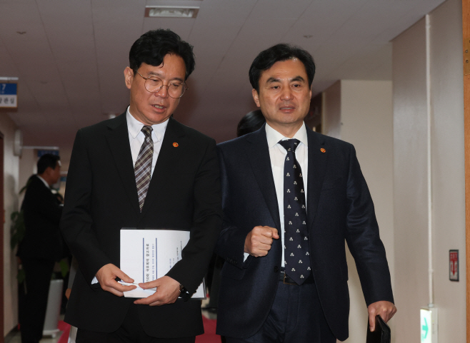 국무회의 입장하는 국무위원들<YONHAP NO-1856>