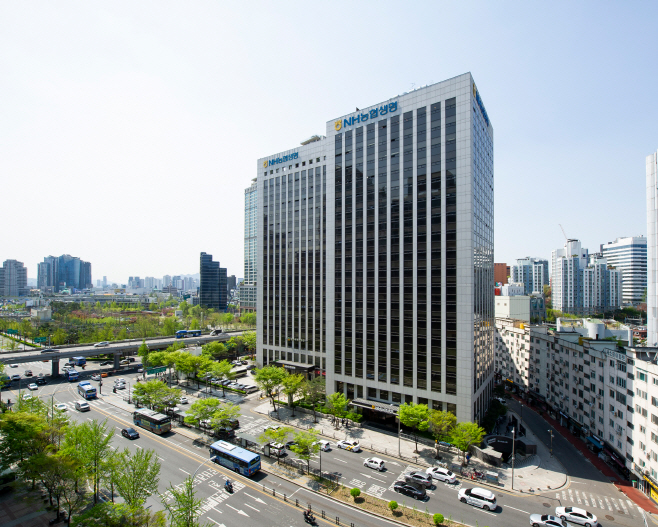 ★251022_농협생명_사옥전경_낮_색상수정