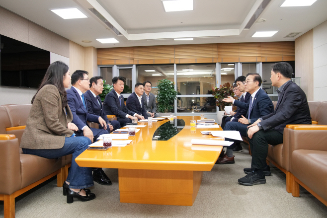 사진-전북특별자치도의회, 김윤덕 국토부장관에게 서해안철도, 제5차 국가철도망계획 신규사업 반영 요청 (1)