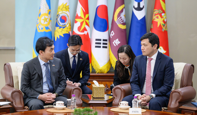 안규백 국방부 장관, 케빈 김 주한미국대사대리 ...<YONHAP NO-4044>
