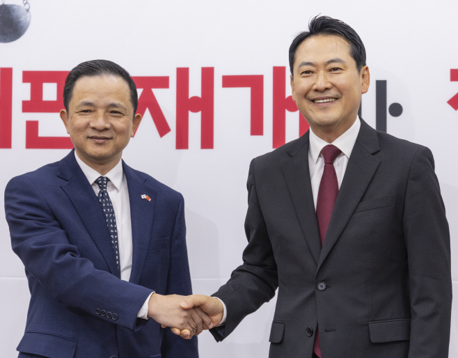 다이빙 주한 중국대사와 악수하는 국민의힘 장동...<YONHAP NO-3905>