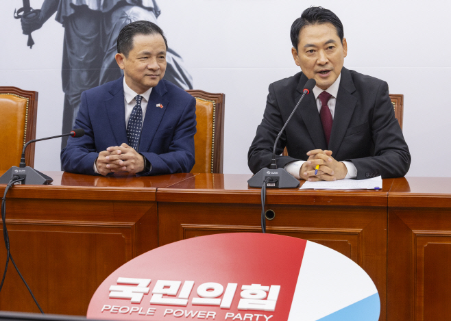 다이빙 주한 중국대사에게 인사말 하는 국민의힘...<YONHAP NO-3906>