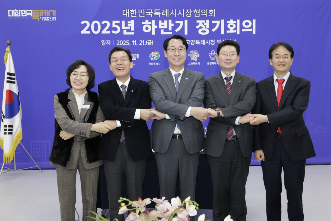 정명근 화성특례시장(중앙), 이상일 용인특례시장(중앙 우측), 이재준 수원특례시장(중앙 좌측), 이동환 고양특례시장(우측 끝), 정숙이 창원특례시 자치행정국장(좌측끝)이 기념촬영을 하고 있다