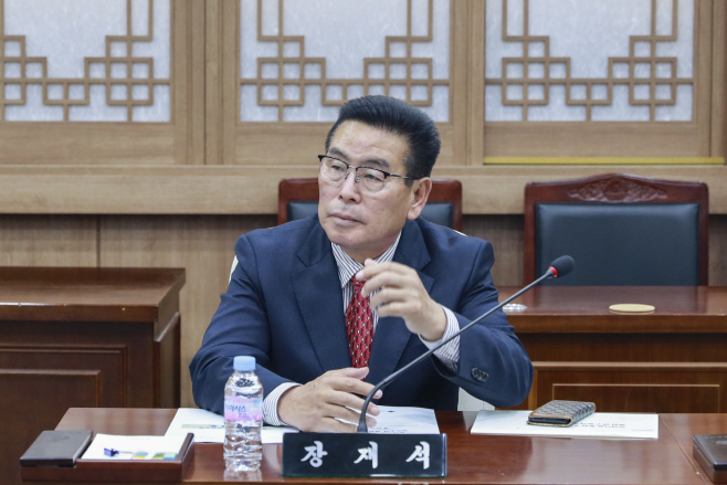 1-3. 사진_장재석 의원_연구대표_의회 본회의장