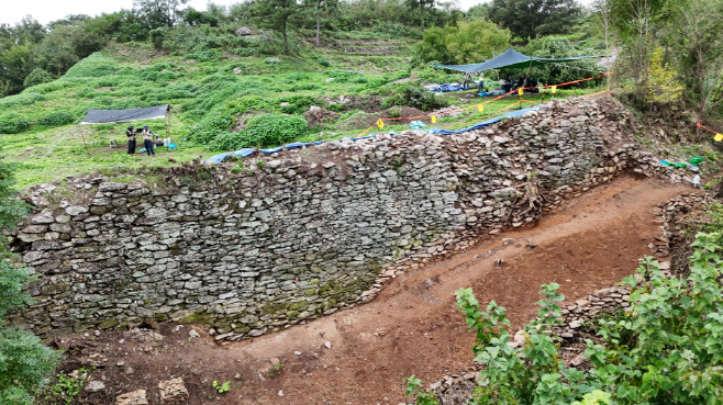 고흥 남양리 산성 성벽 전경