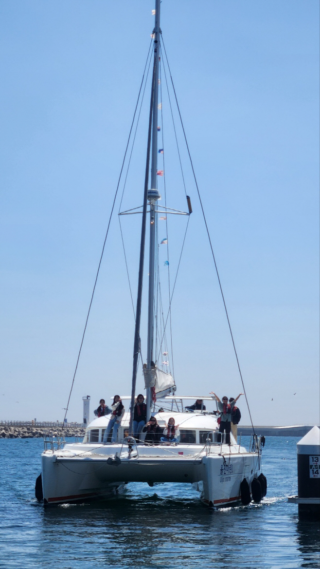 2. 울진군은 지역 관광지를 체험할 수 있는 기회를 제공하기 위해‘수험생 특별 모바일 스탬프투어’를 운영한다(요트 체험).2