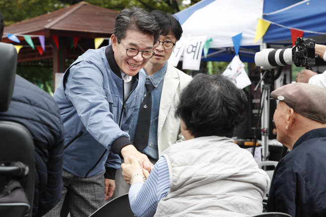 1123 구민과 소통하고 있는 정원오 성동구청장(1)
