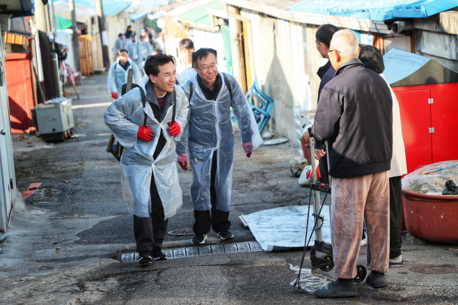 20251122 도청 가족봉사단 사랑의 연탄나눔 자원봉사(김진태도지사 - 효자동일원) (1)